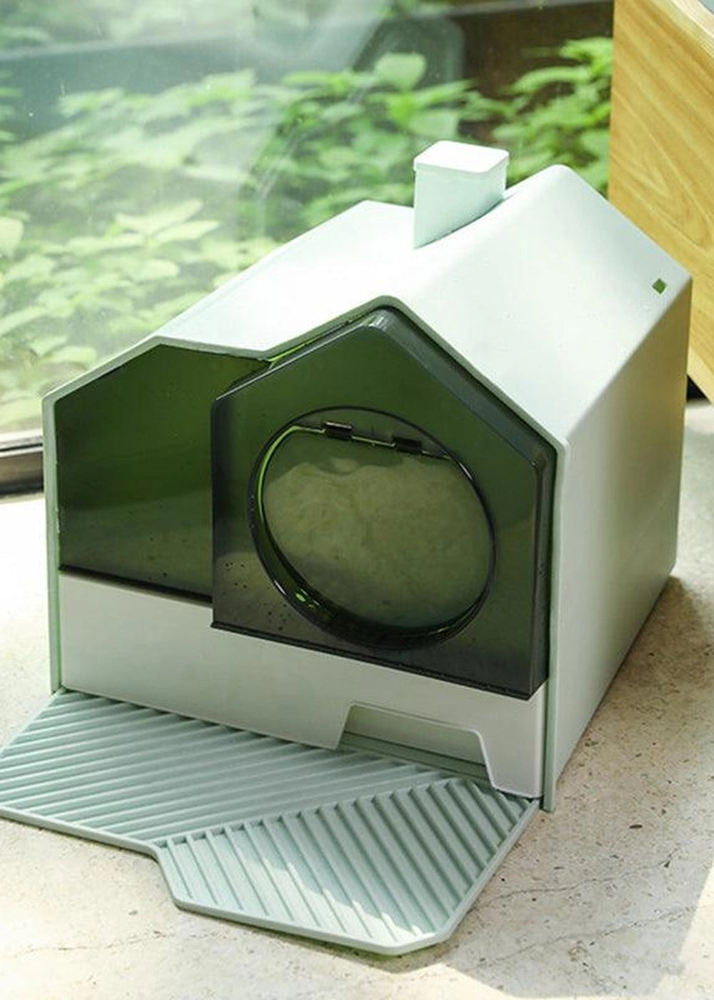 Enclosed Odor-Free Cat Litter Box